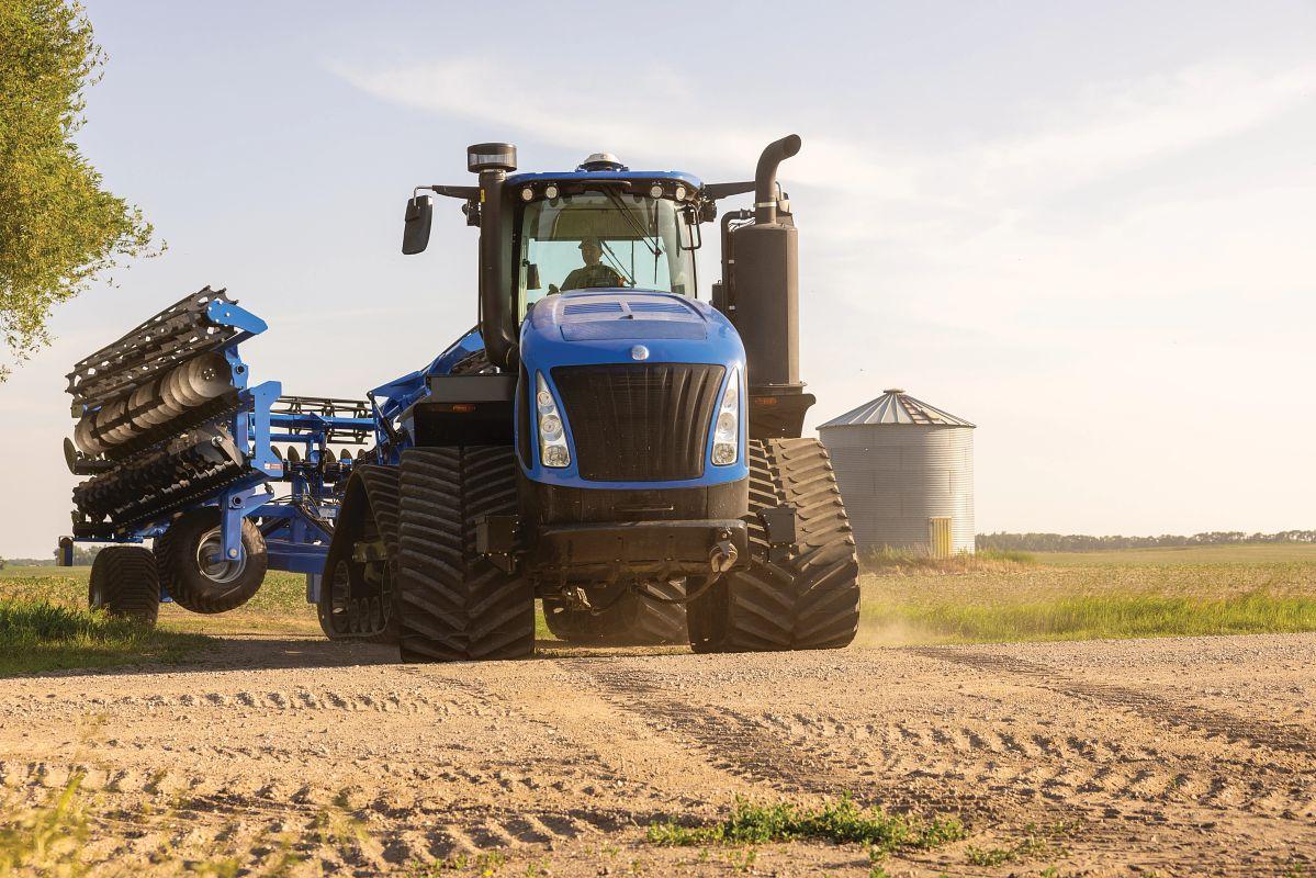 Large agricultural tractor with rear implement